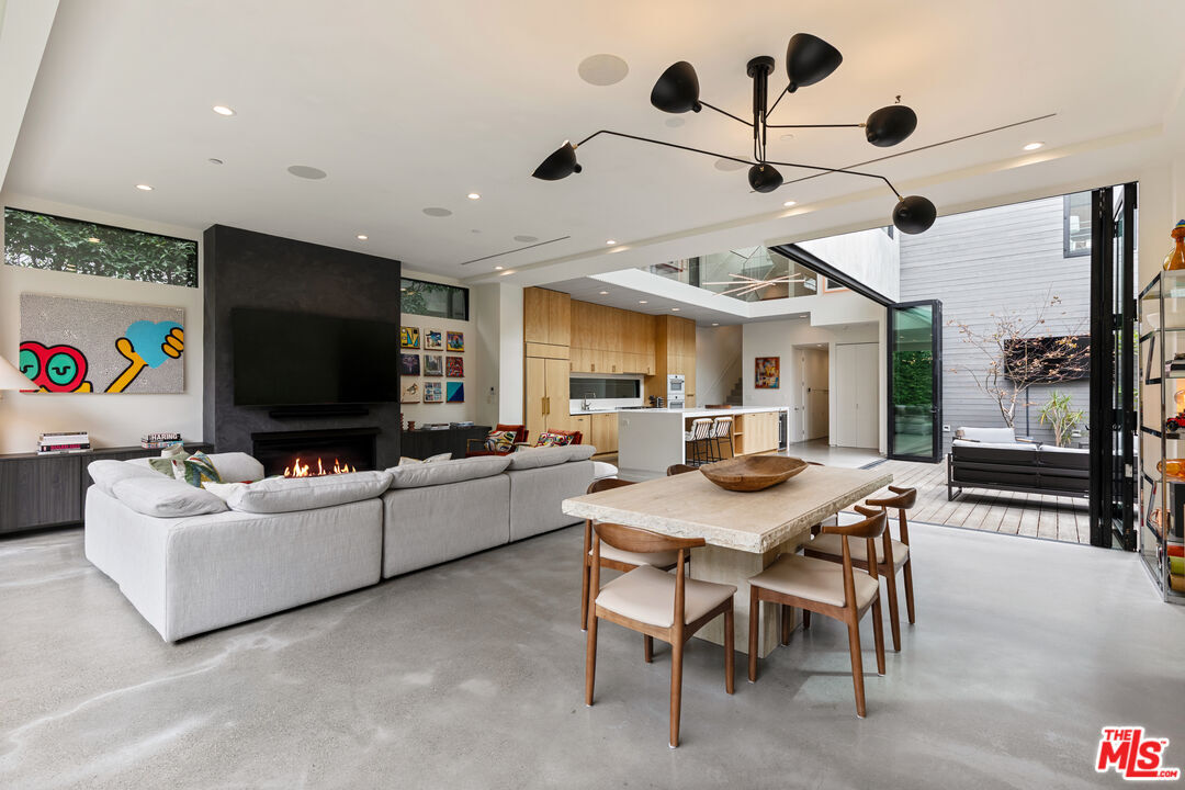 Property Photo: 626 Woodlawn Ave CA 90291