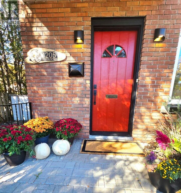 Property Photo:  1205 Emperor Avenue  ON K1Z 8C3 