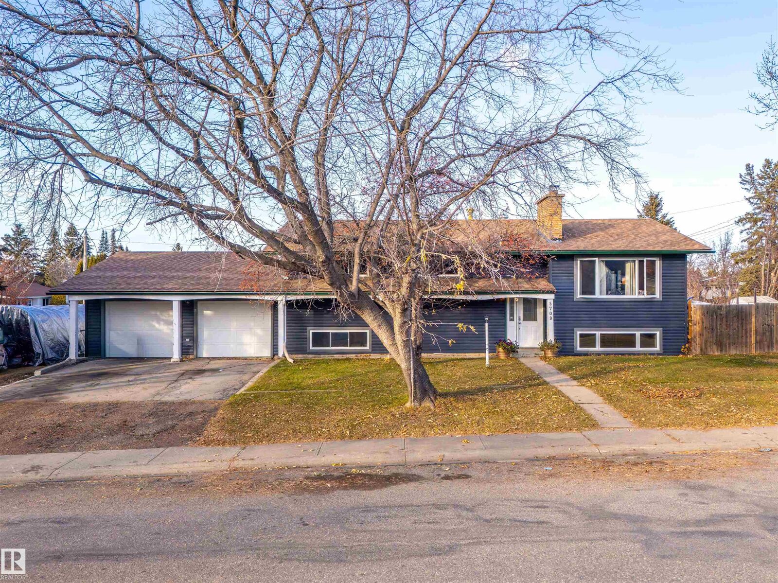 Property Photo:  5708 47 Avenue  AB T9M 1T9 