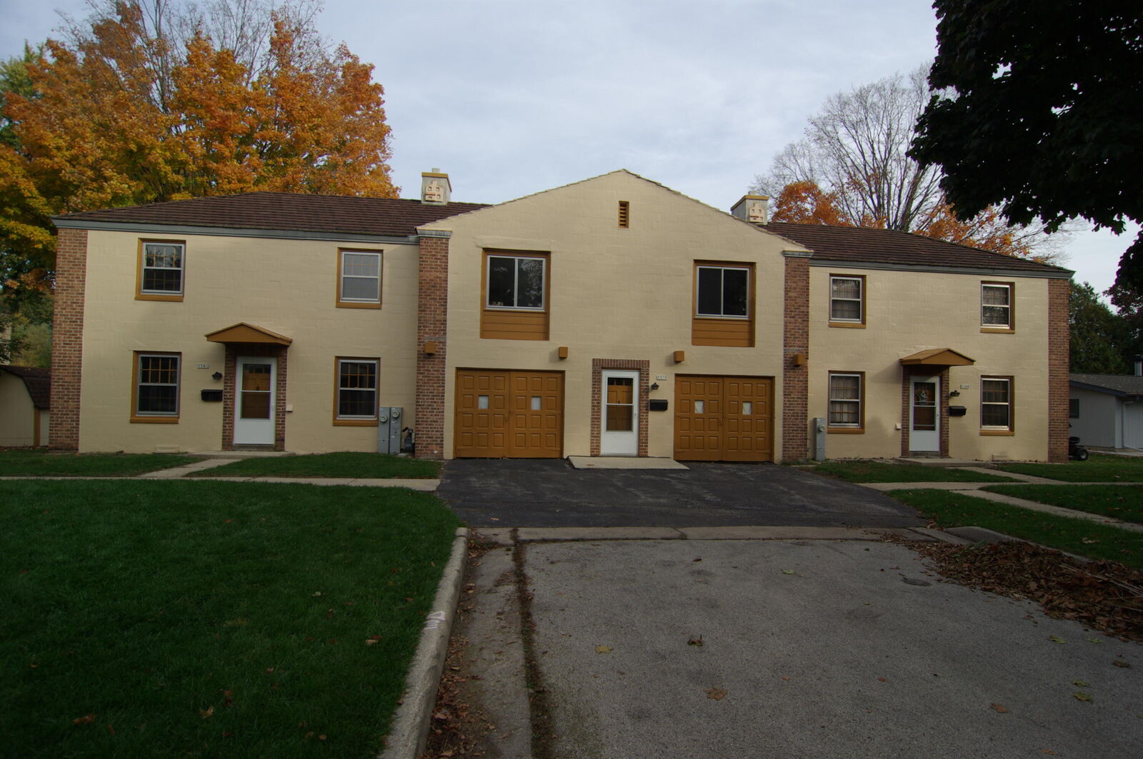 Property Photo:  5579-80-81 Azalea Ct  WI 53129 