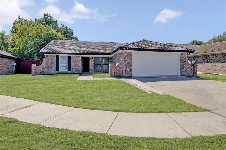 Property Photo: 1534 Twin Post Drive TX 76014