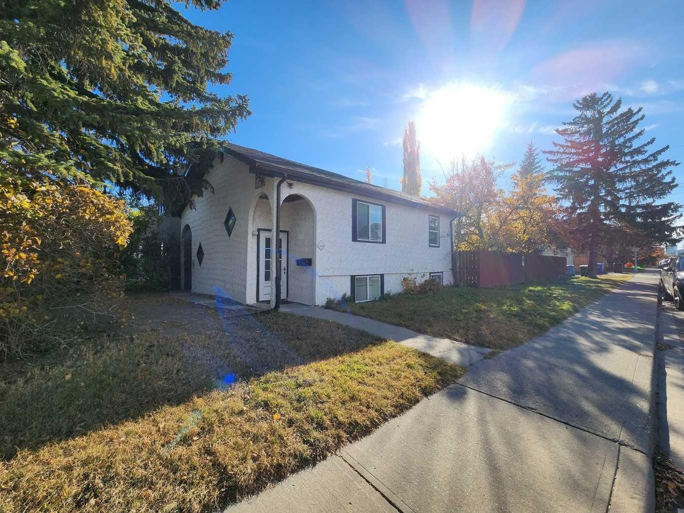 Property Photo:  239 30 Avenue NW  AB T2M 2N3 