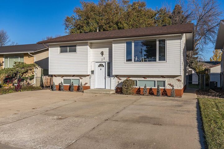 Property Photo:  22 Hamilton Court NE  AB T1C 1J2 