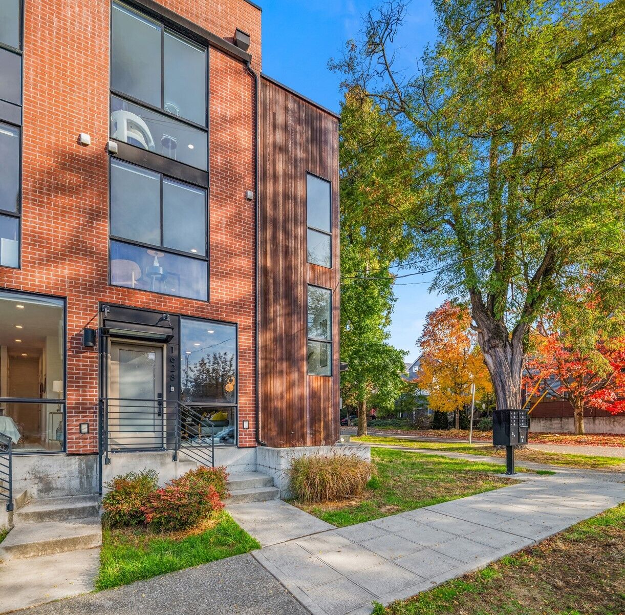 Property Photo: 1628 E Marion Street WA 98122