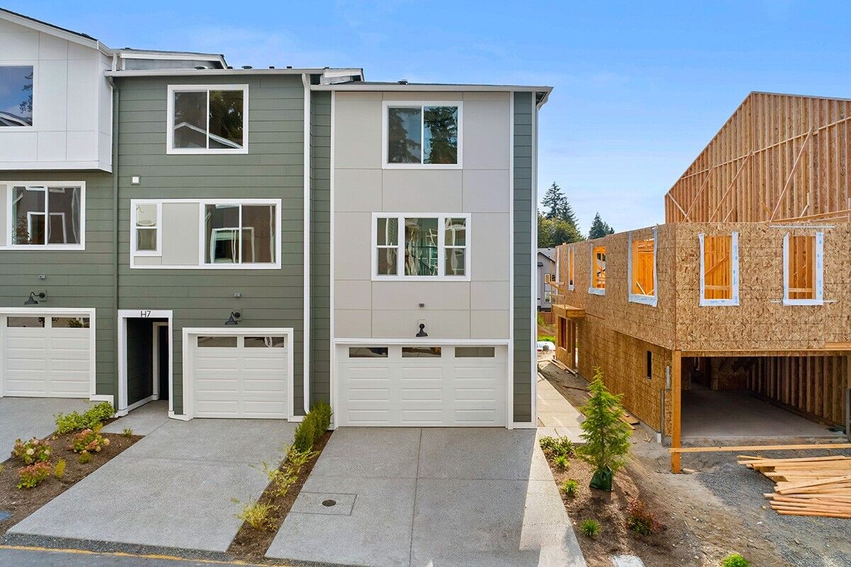 Property Photo:  16823  Alder Way M1  WA 98037 