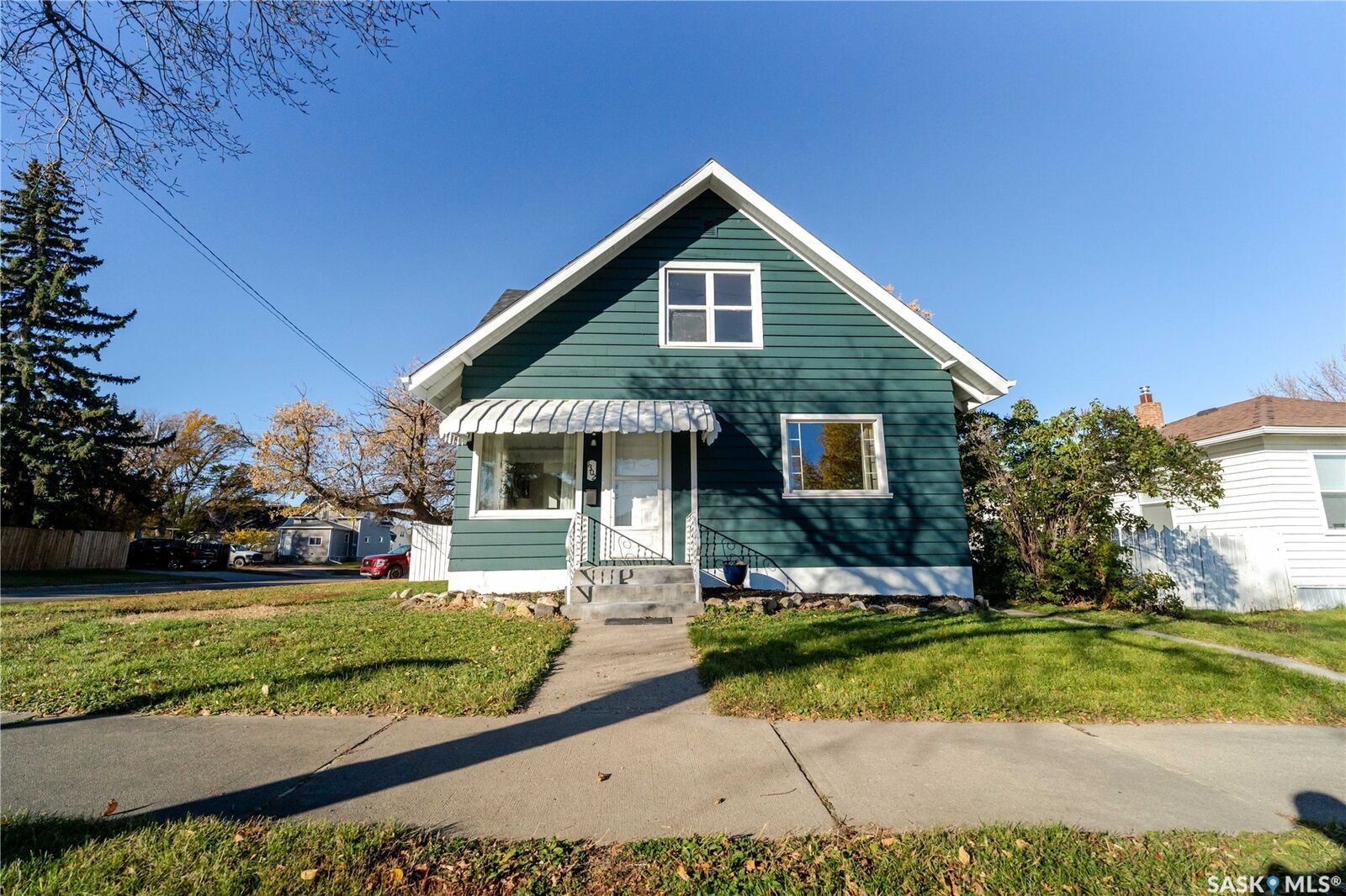 Property Photo:  1302 1st Avenue NW  SK S6H 3N7 