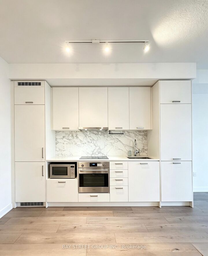 Property Photo:  10 Honeycrisp Crescent 710  ON L4K 0M8 