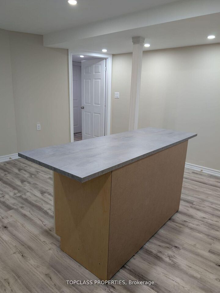 Property Photo:  76 Samandria Avenue  ON L1R 3G5 