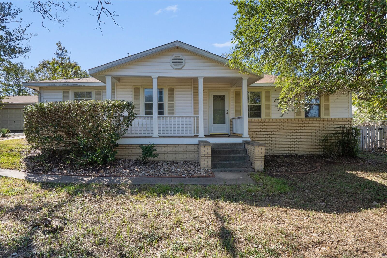 Property Photo:  602 E 2nd Street  TX 78626 