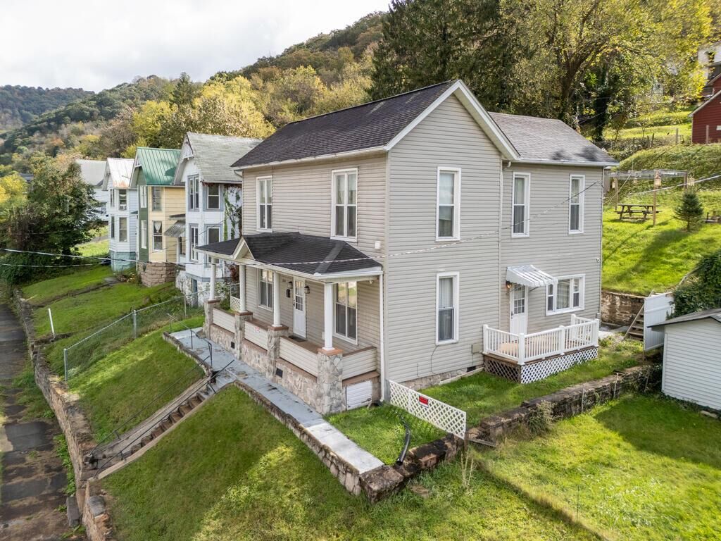 Property Photo:  810 Temple Street  WV 25951 