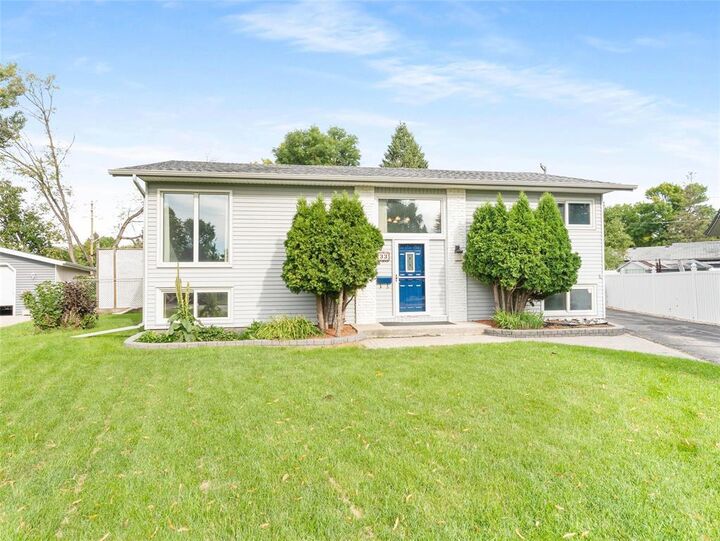 Property Photo:  33 Parade Drive  MB R2C 0S3 