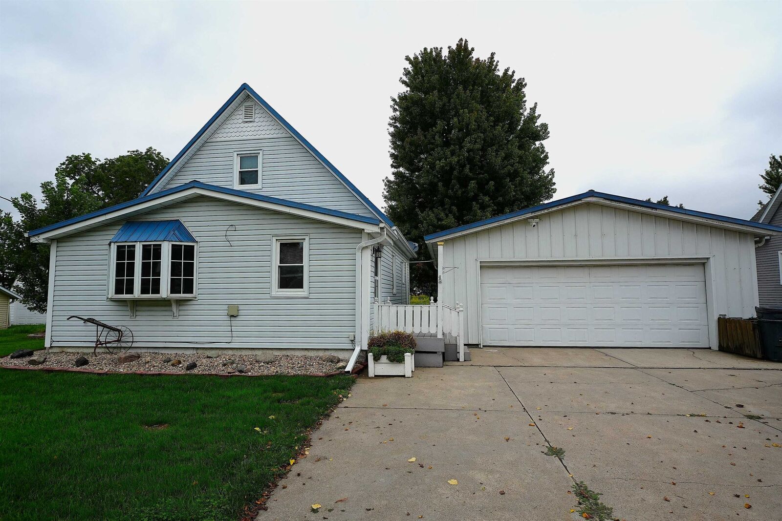 Property Photo: 490 W Pine Street NE 68662