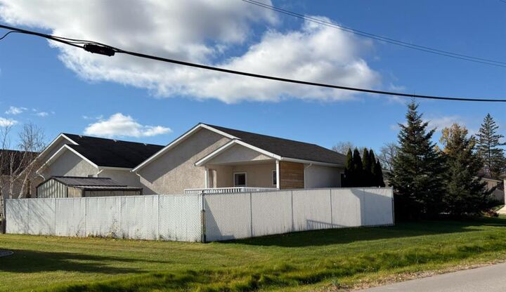 Property Photo: 15 Burr Oak Way MB R0E 0C0