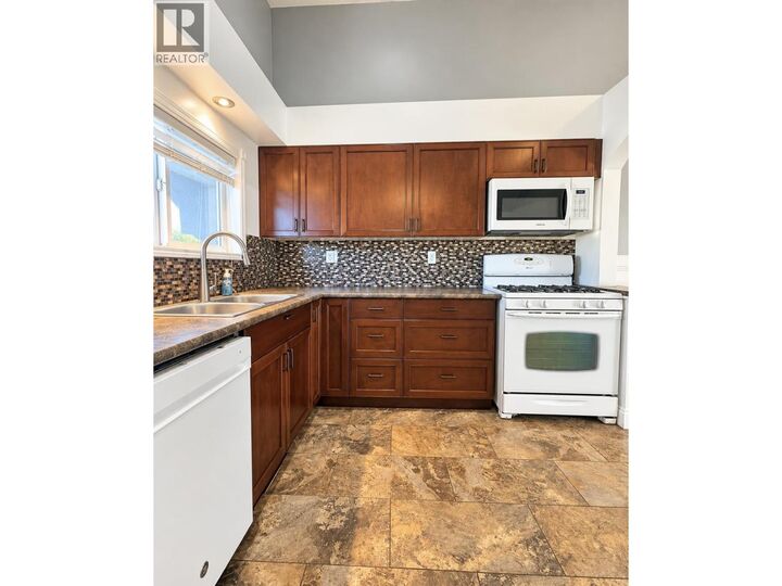 Property Photo: 819 Lahakas Boulevard 5 BC V8C 1V1