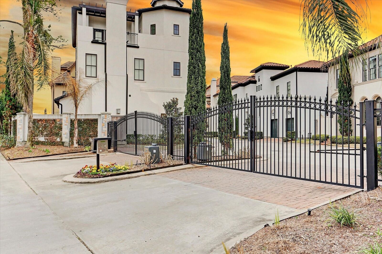 Property Photo: 911 Queen Annes Road TX 77024