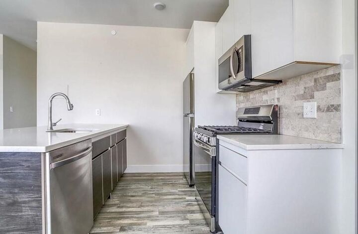 Property Photo:  140 Avenue B 406  NJ 07002 