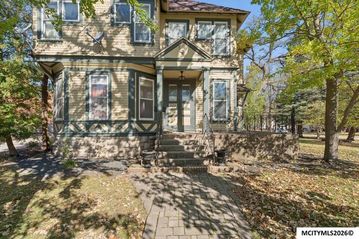 Property Photo:  324 2nd St SE  IA 50401 