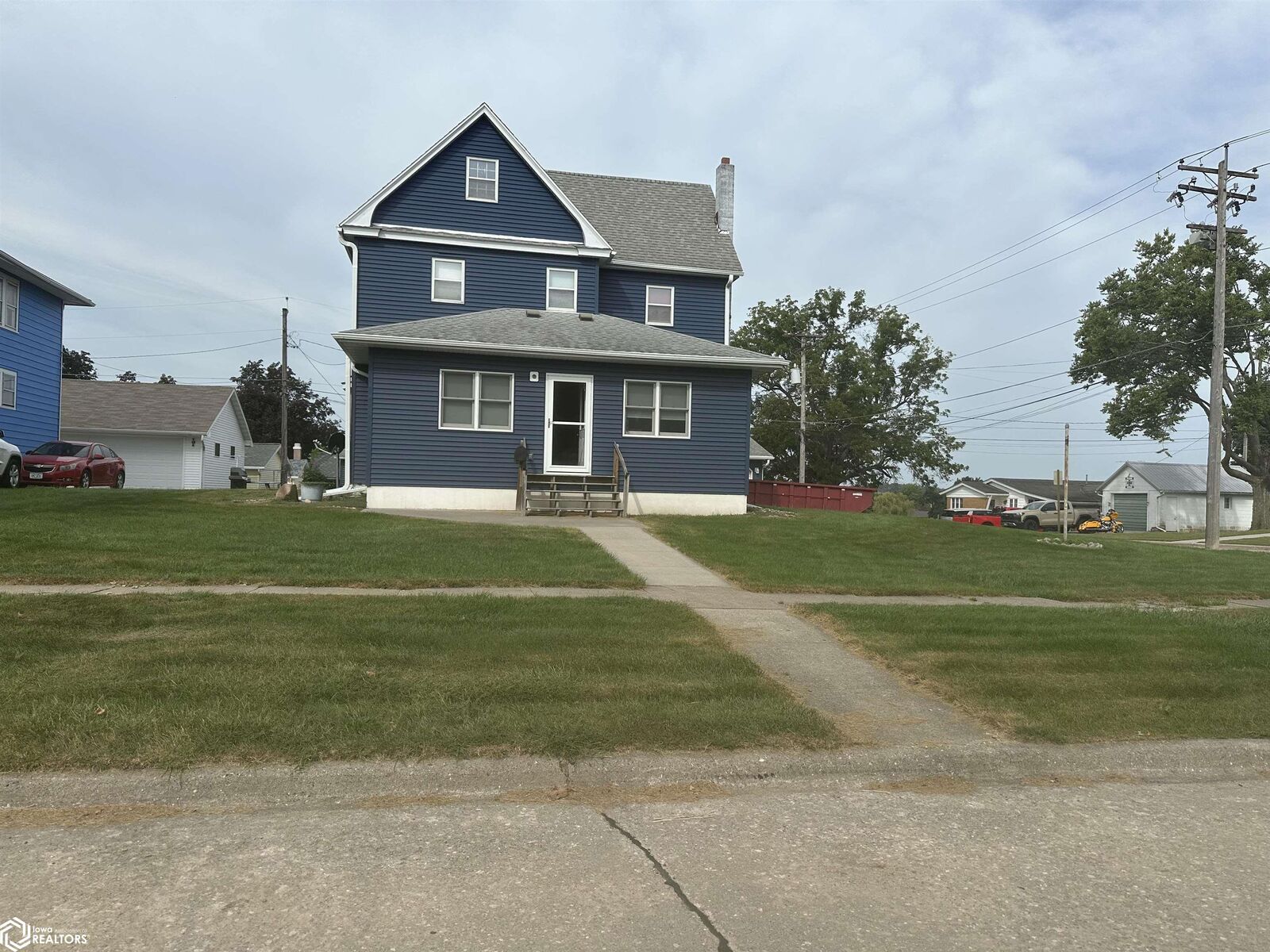 Property Photo:  1011 Seymour Street  IA 52339 