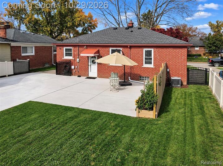 Property Photo: 504 E La Salle Avenue MI 48073 3545