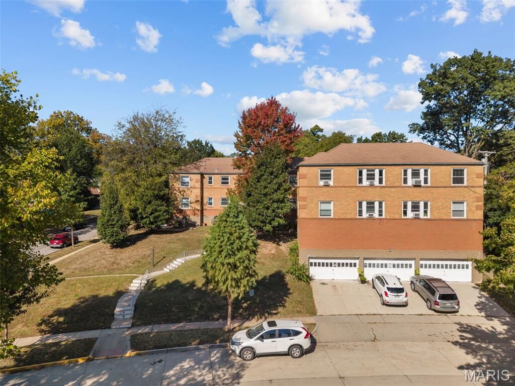 Property Photo: 1265 Moorlands Drive MO 63117