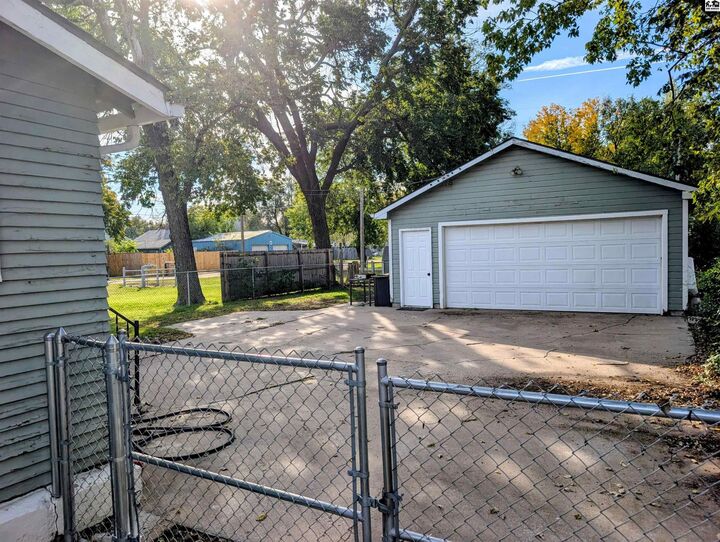 Property Photo:  423 E 11th Ave  KS 67501 