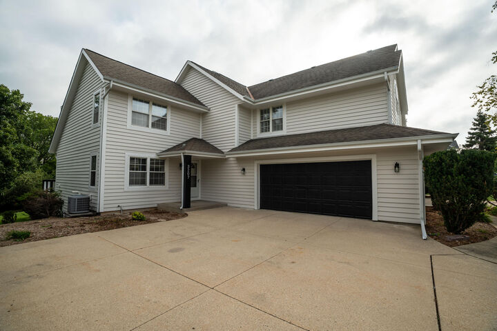 Property Photo:  3207 S Ridgecrest Ct  WI 53151 
