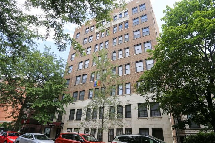 Property Photo:  817 W Lakeside Place 202  IL 60640 
