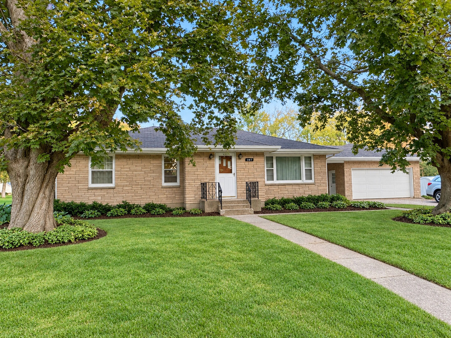 Property Photo:  307 N Pecatonica Street  IL 61088 