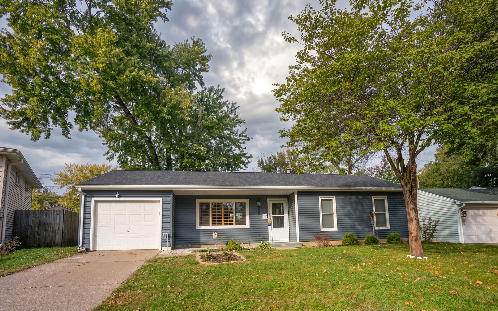 Property Photo:  1430 Lakewood Drive  IA 52722 