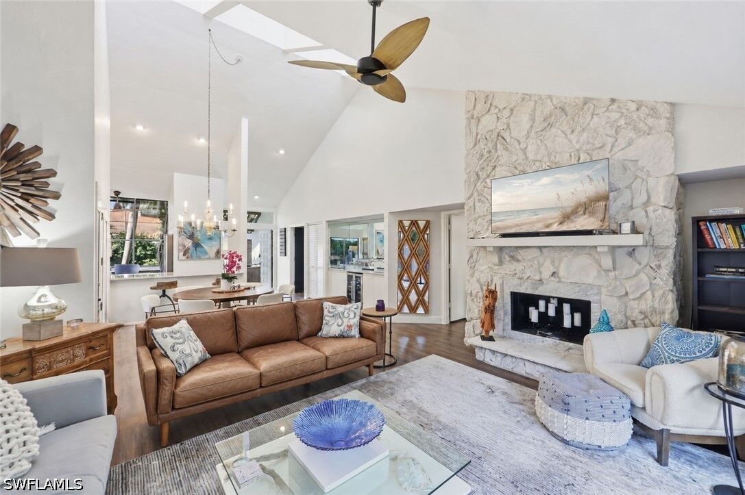 Property Photo:  556 Bay Villas Lane  FL 34108 