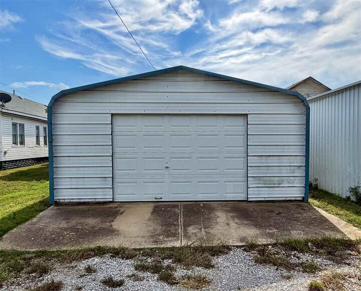 Property Photo:  812 W Oklahoma Avenue  OK 74631 