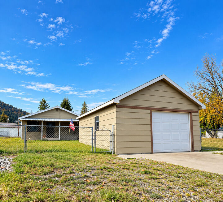 Property Photo:  109 E Blackwell St  WA 99139 