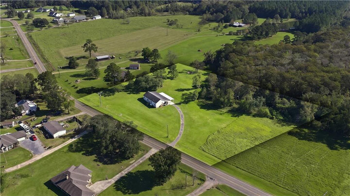 Property Photo:  21960 La Highway 22 Highway  LA 70449 