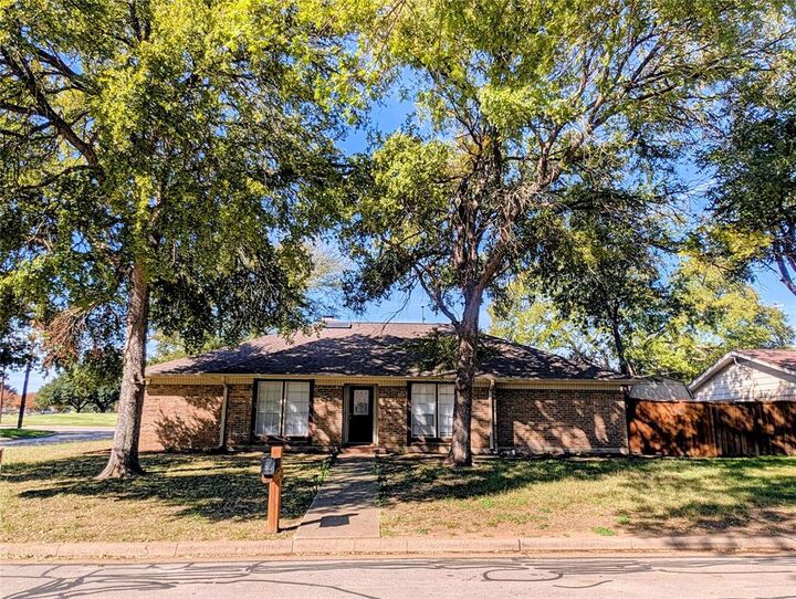 Property Photo:  2100 Arlena Drive  TX 76012 