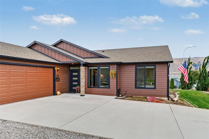 Property Photo:  425 S Jarvis Avenue  WA 98802 