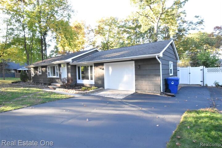 Property Photo:  5674 Brunswick Boulevard  MI 48327 