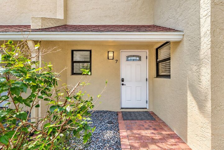 Property Photo: 499 SE 13th St 7E FL 33316