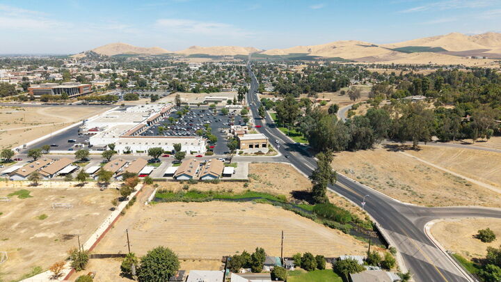 Property Photo: 363 Eastridge Circle CA 93257