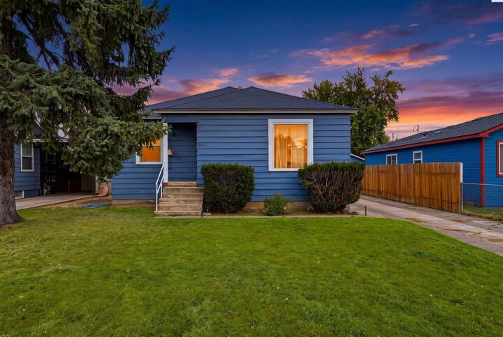 Property Photo: 607 S Tieton Ave WA 98951