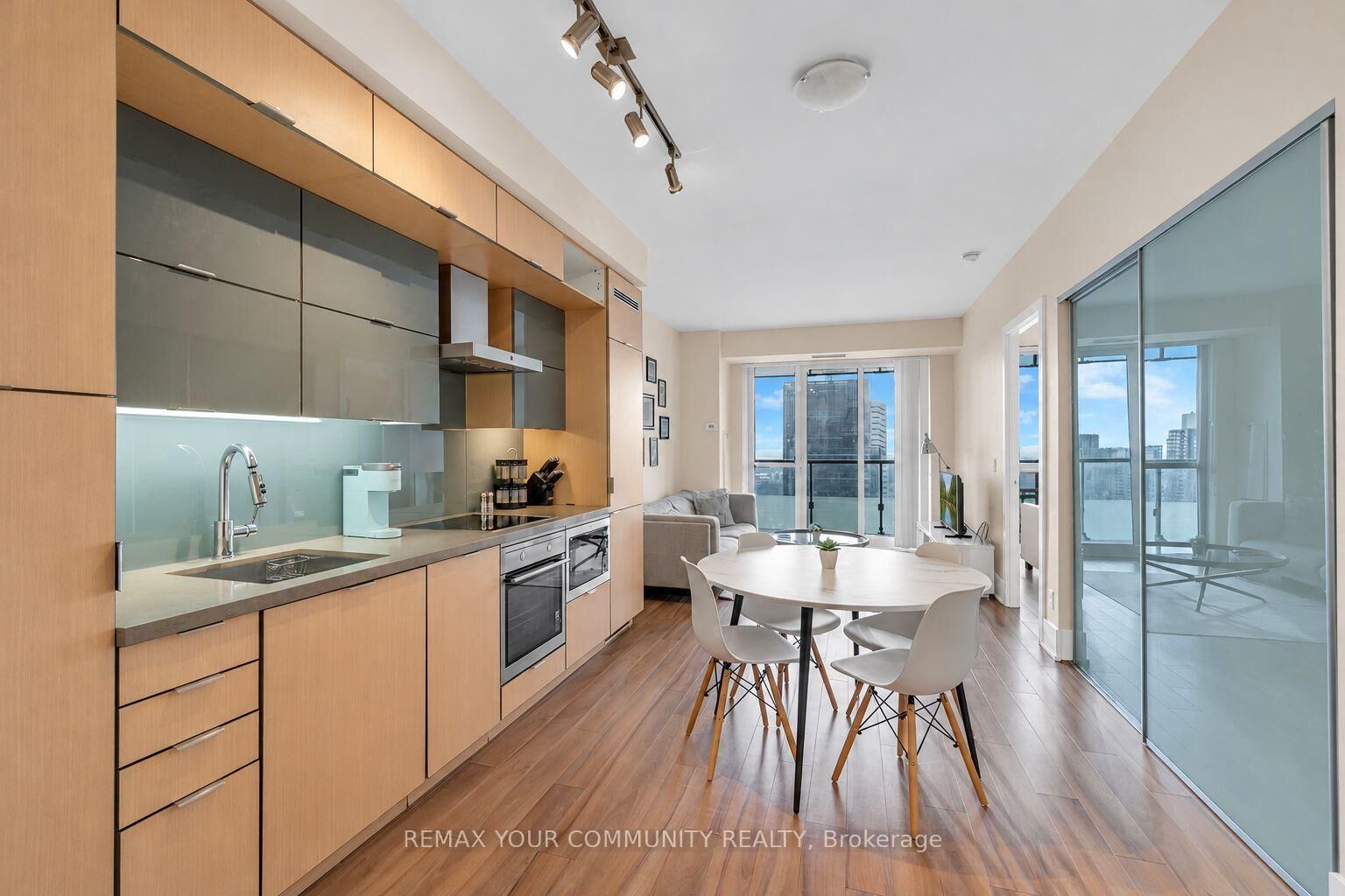 Property Photo:  300 Front Street W 4202  ON M5V 0E9 