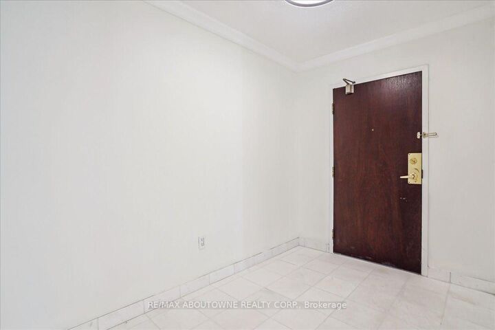 Property Photo: 221 Robinson Street 215 ON L6J 7N9
