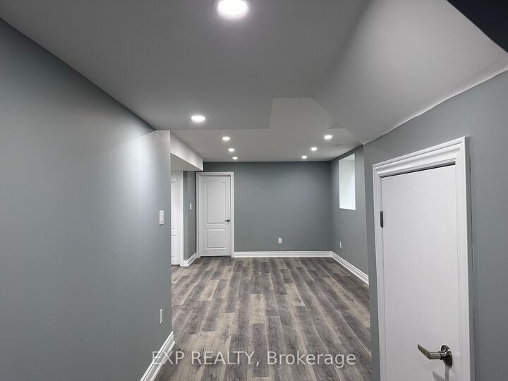 Property Photo:  31 Lorne Thomas Place  ON L9R 0T8 