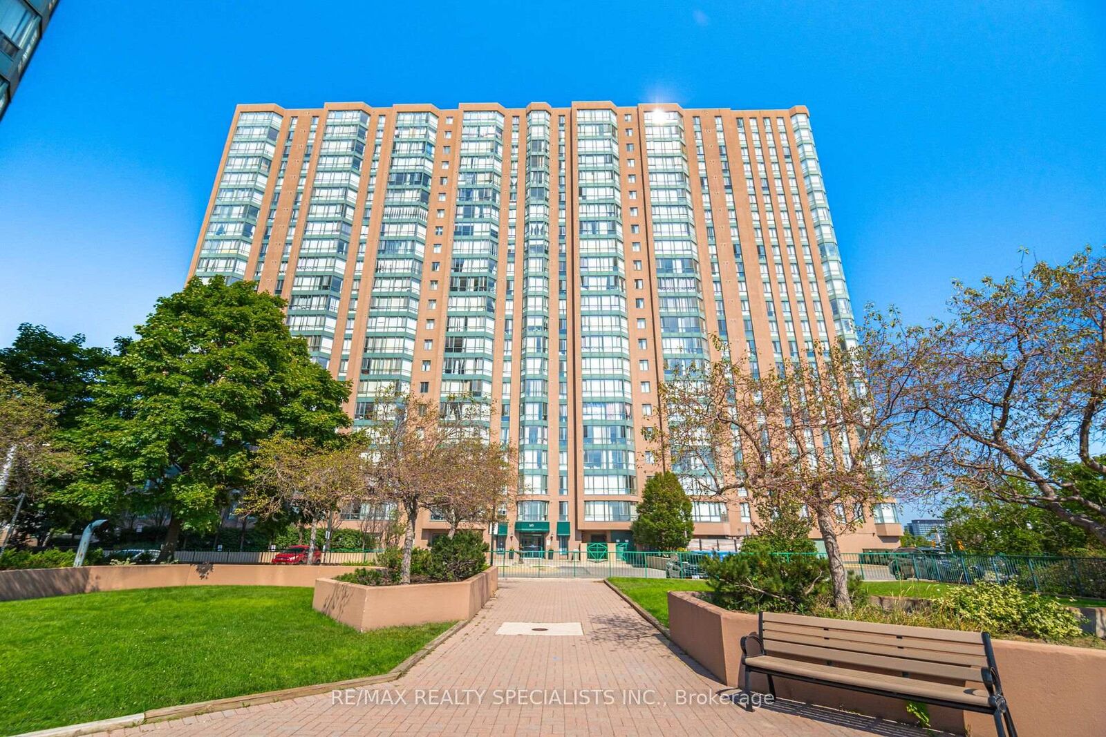 Property Photo: 145 Hillcrest Avenue 813 ON L5B 3Z1