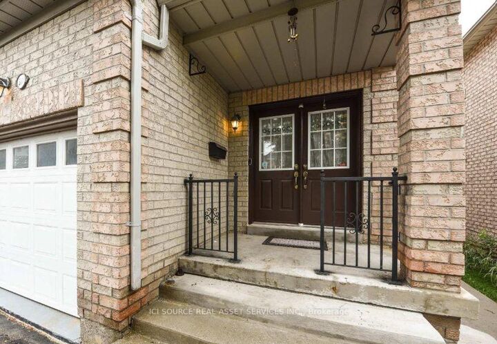 Property Photo:  3141 Turbine Crescent Main &Amp Upper Floors  ON L5M 6W1 