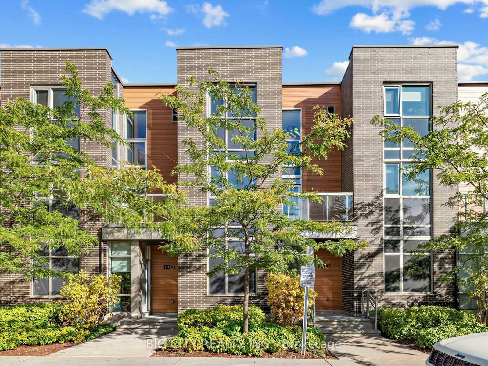 Property Photo: 123 Parkway Forest Drive Th05 ON M2J 1L9