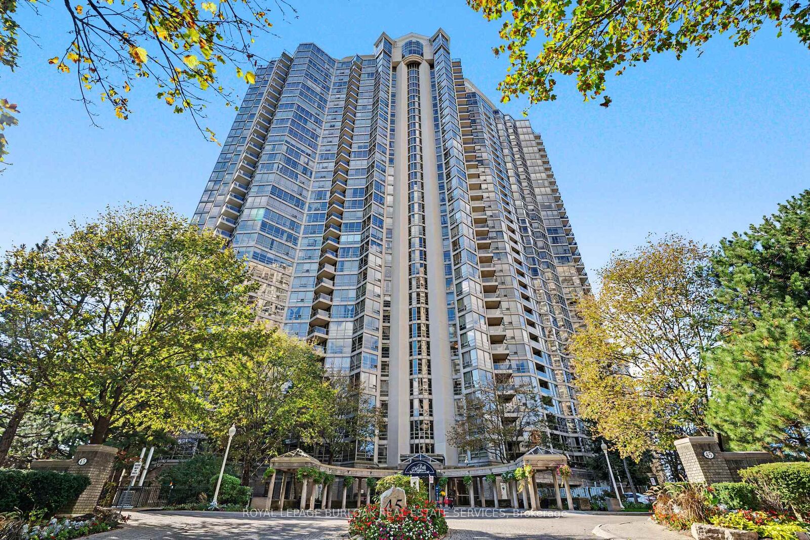 Property Photo: 45 Kingsbridge Garden Circle 2407 ON L5R 3K4