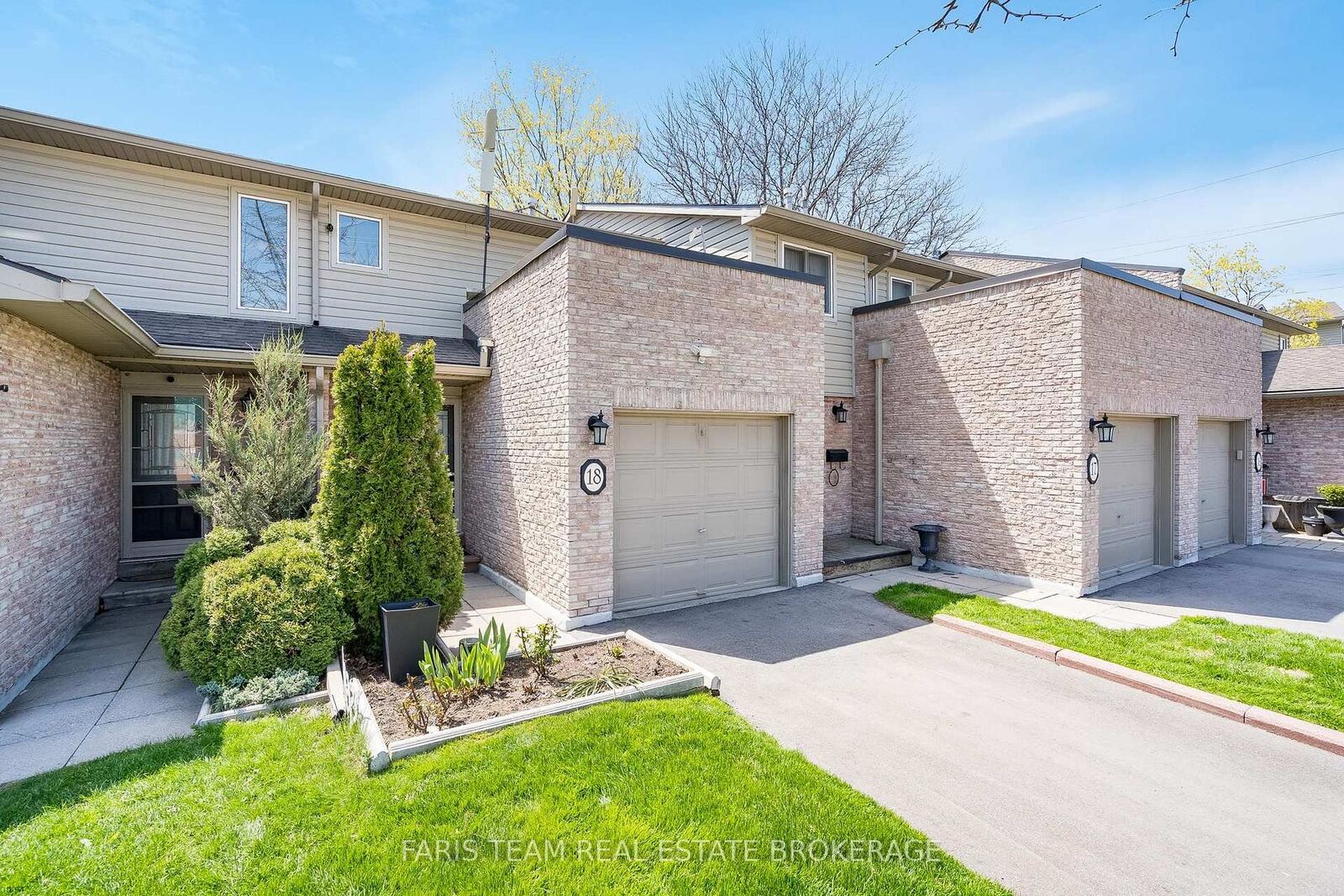 Property Photo: 2075 Asta Drive 18 ON L5A 2T5