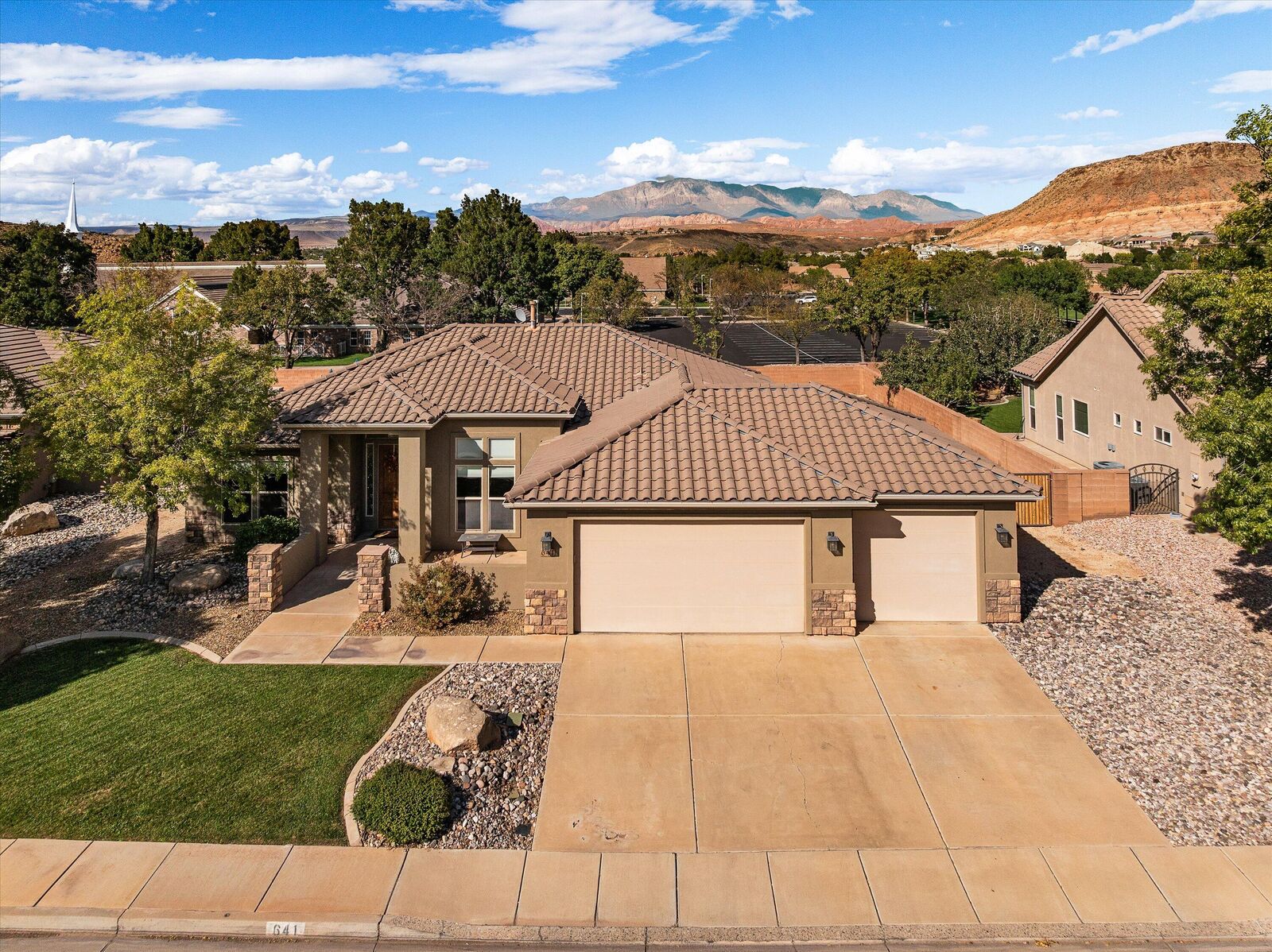 Property Photo:  641 E Sonoran Dr  UT 84780 
