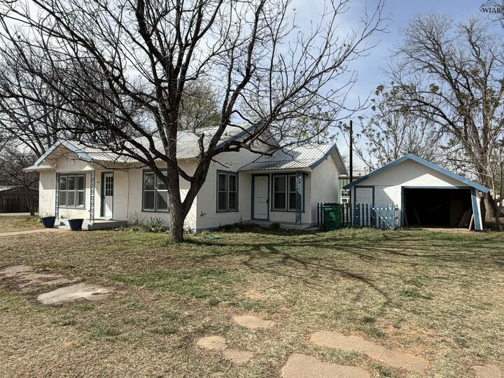 Property Photo: 410 W Reiman Street TX 76380
