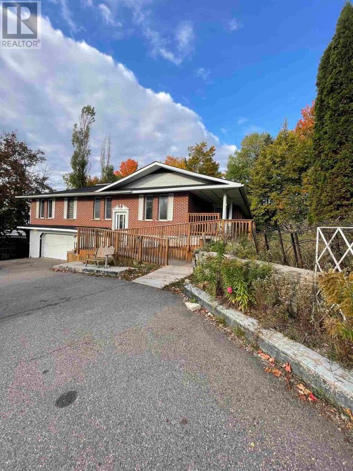 Property Photo:  401 Lake St  ON P6B 5N4 